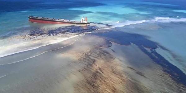 En las desoladoras imágenes aéreas se aprecia una “marea negra” extendiéndose sobre las cristalinas aguas de Mauricio (Georges de La Tremoille / AP)