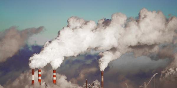 Humo de fábricas contaminando el aire