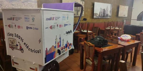 El restaurante San Ignacio ha hecho una transición completa a vehículos de carga eléctricos ligeros para todas las operaciones de adquisición y entrega en sus dos ubicaciones. Estos vehículos manejan todo, desde el abastecimiento de ingredientes hasta las entregas a sus clientes, cubriendo rutas diarias que van de 4 a 20 kilómetros.  