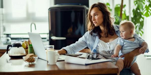 Mujer teletrabajando con su hijo desde casa / Pixabay