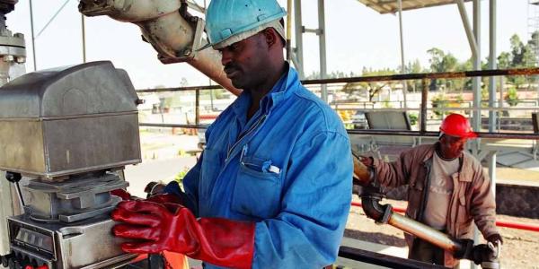 Trabajadores de una planta industrial en Etiopía.