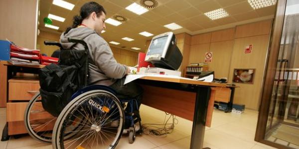 Un trabajador con discapacidad en su puesto de trabajo
