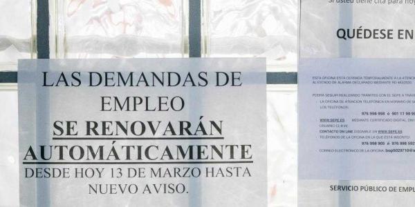 Carteles del servicio público de empleo en una oficina.