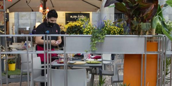 Un camarero en una terraza del centro de Madrid el 20 de septiembre, día en el que la comunidad elimina el límite de aforo en las terrazas