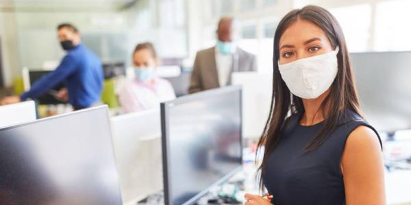 Chica trabajando con mascarilla