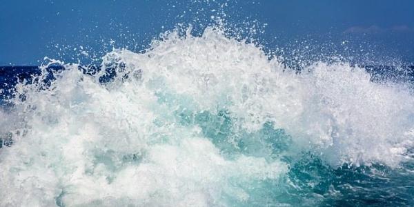 Las olas del mar rompiendo en la orilla