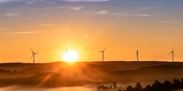 Molinos de viento generando energía renovable 