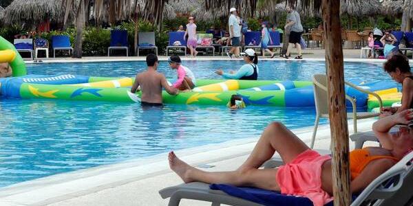 Señor en la piscina de un hotel