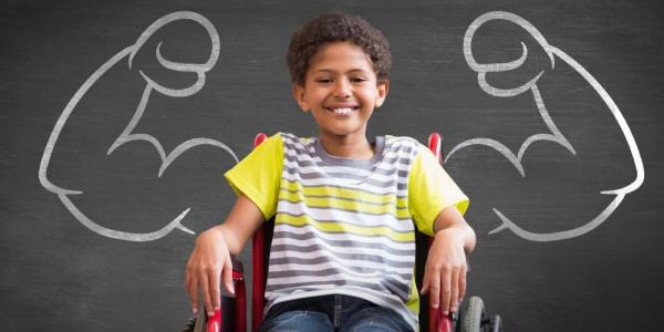 Niño con una enfermedad neuromuscular en silla de ruedas