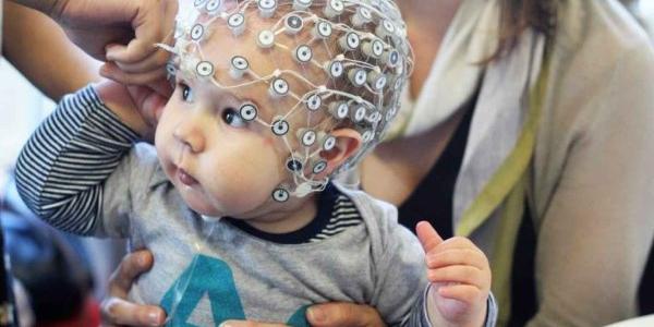 Un bebé en ensayos clínicos pediátricos