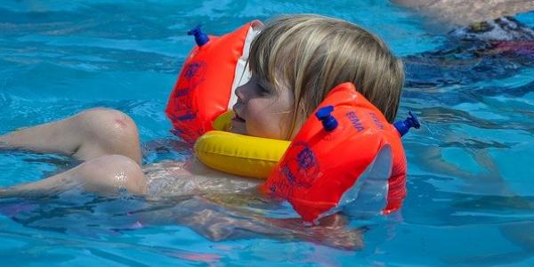 Enseñar a nadar a los niños planeta dudas