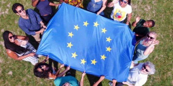 Un grupo de jóvenes sostiene la bandera europea.