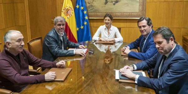 Los secretarios generales de CC.OO. y UGT junto a la ministra de Trabajo, y los presidentes de la CEOE y Cepyme, en una imagen de archivo / Servimedia