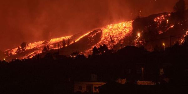 La lava de Cumbre Vieja se acerca a El Paso, en La Palma, el 19 de septiembre de 2021. 