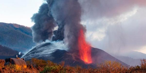 El volcán en Cumbre Vieja, en la isla de La Palma.
