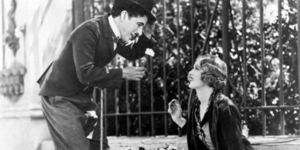 Escena de City Lights (1931) de Charlie Chaplin
