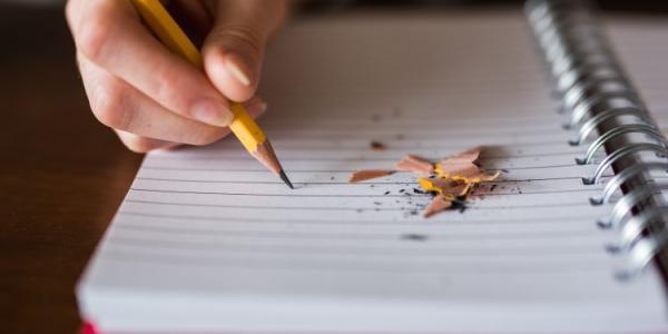 Escribir a mano ofrece numerosos beneficios a nuestra memoria
