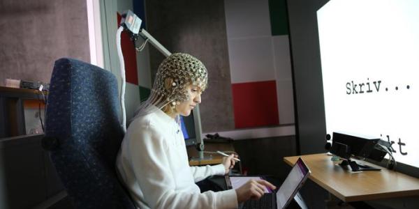 Encefalograma de una estudiante mientras que escribir a mano y al teclado