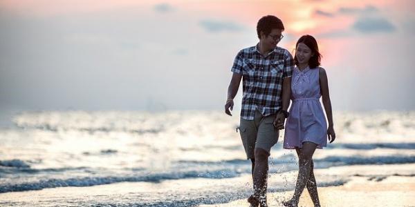 Pareja paseando por la playa