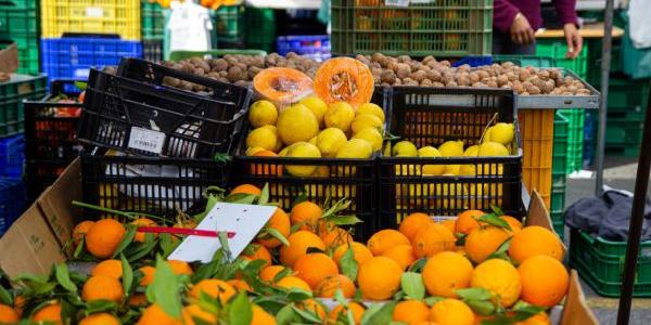 Venta de fruta en un establecimiento 