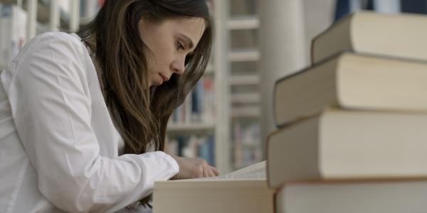 Una investigadora leyendo libros en España