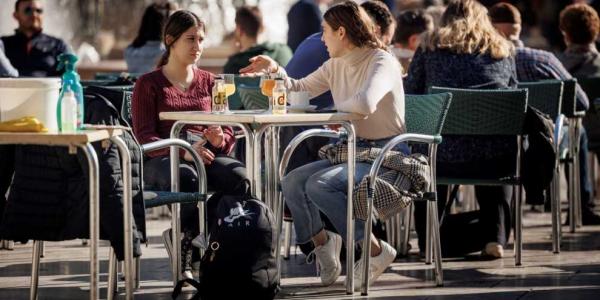 Varias personas en una terraza de Madrid