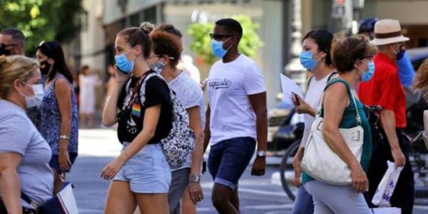 Españoles con mascarilla por la calle / EFE