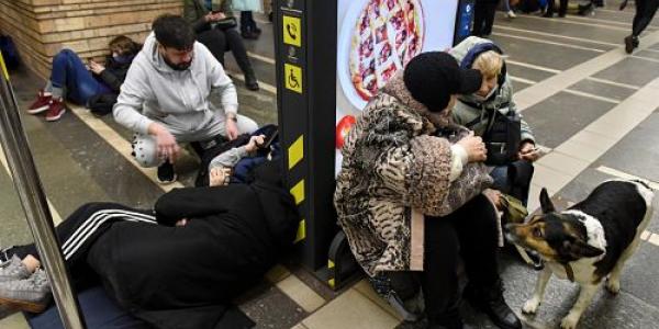 Los ucranianos tratan de sobrevivir en las estaciones de metro