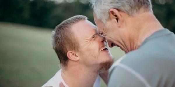 Hombre con discapacidad pareja de otro hombre sin discapacidad