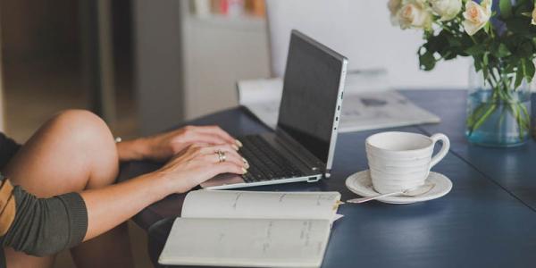 Una mujer escribiendo