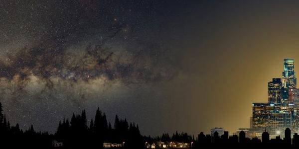 En la derecha, cielo bajo la contaminación lumínica, a la izquierda, cielo natural