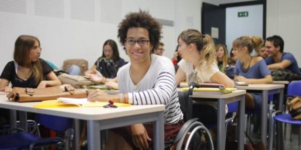 Un estudiante con discapacidad física atiende en el aula