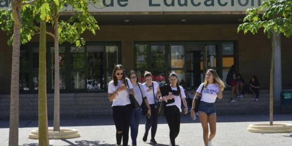 Trece de cada cien universitarios abandonan sus estudios