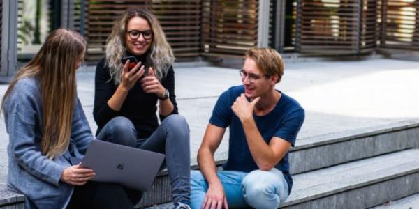 Jóvenes estudiantes de un máster MBA