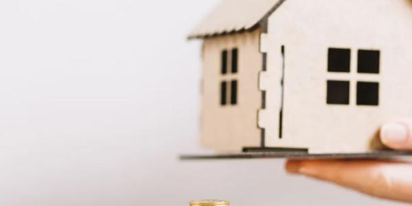 Casita y dinero simulando la hipoteca
