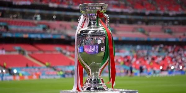 La copa de la Eurocopa en el campo de fútbol