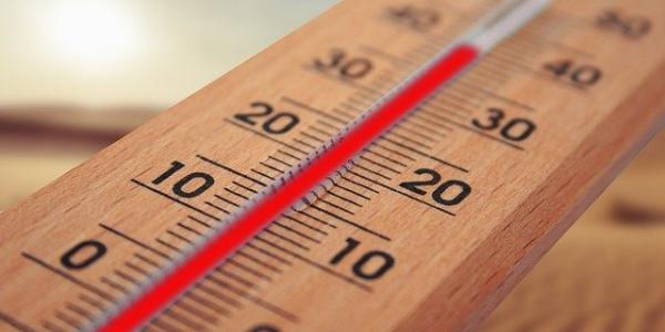 Un termómetro de madera marca más de 30ºC