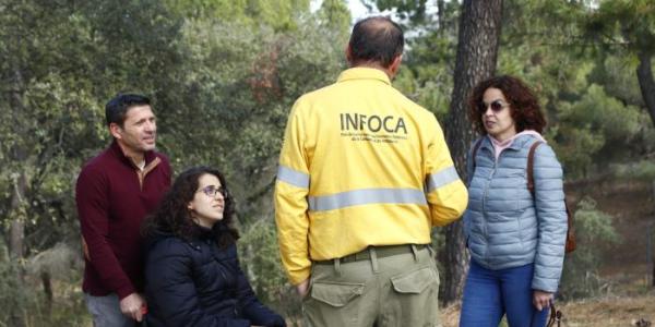 Lourdes González, junto a un miembro del Servicio de Extinción de Incendios Forestales de Andalucía 