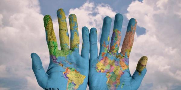 Dos manos simulando un planeta sostenible / Pixabay