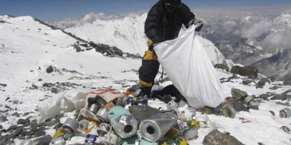 La nieve del Everest guarda toneladas de basura 