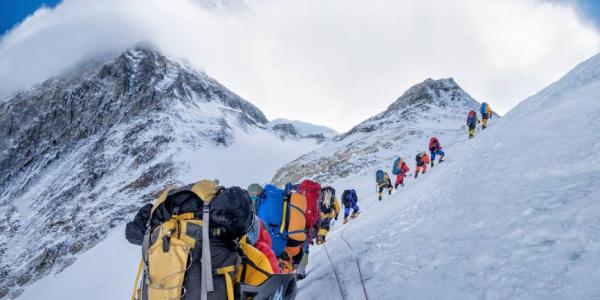 Alpinistas subiendo al Everest 