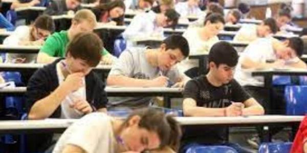 Estudiantes en examen de selectividad