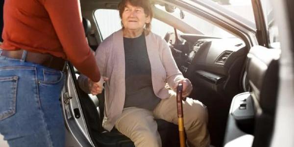 Dependencia / Fundación Caser Señora saliendo de un coche