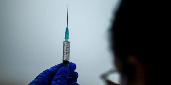 Un sanitario prepara una segunda dosis de la vacuna de Pfizer. EFE