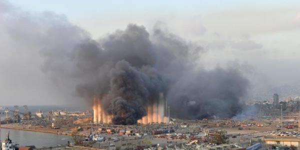Nube de humo causada por la explosión en el puerto de Beirut, Líbano - EFE