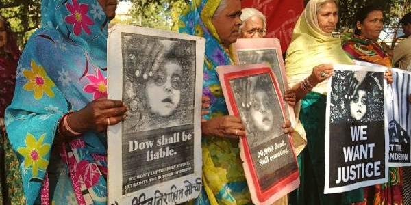 Familiares de víctimas de la explosión de Bhopal en una protesta