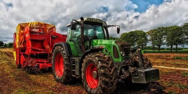 Un tractor en pleno proceso de explotación agraria