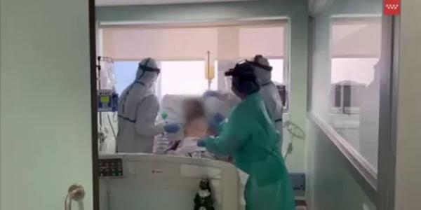 Primera extubación de un paciente ingresado por coronavirus en el Hospital El Escorial