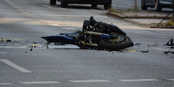 Una moto destruida por un accidente con fallecidos en las carreteras. Foto de Pixabay