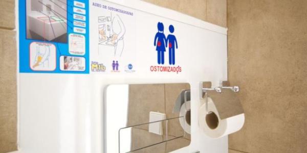 Lavabo adaptado para personas ostomizadas 